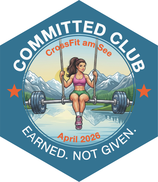 Committed-Club-Abzeichen April 2026: Frau sitzt auf einer Langhantel-Schaukel vor Bergsee