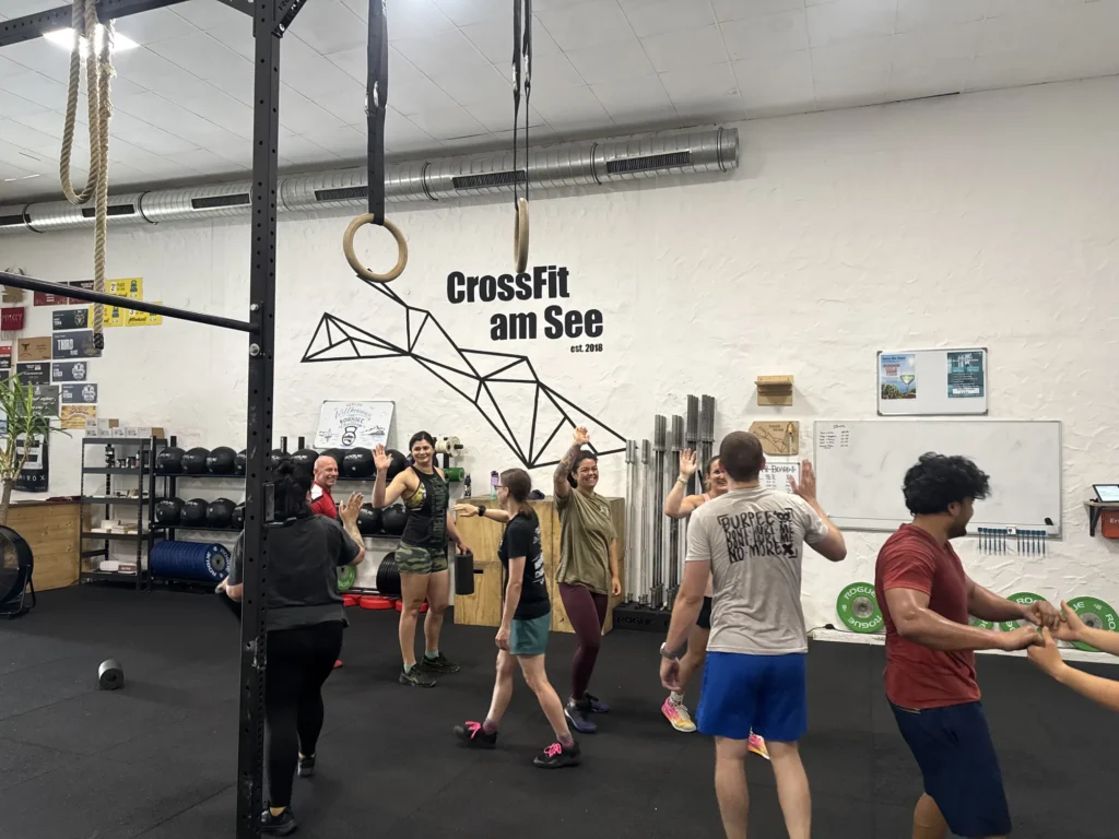Laufende Class in der Haupthalle mit mehreren Mitgliedern an Rigs und Hanteln